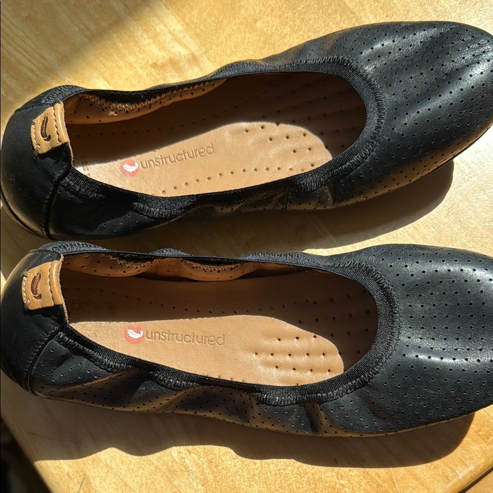 Structure Black and Tan Flats for Everyday Comfort